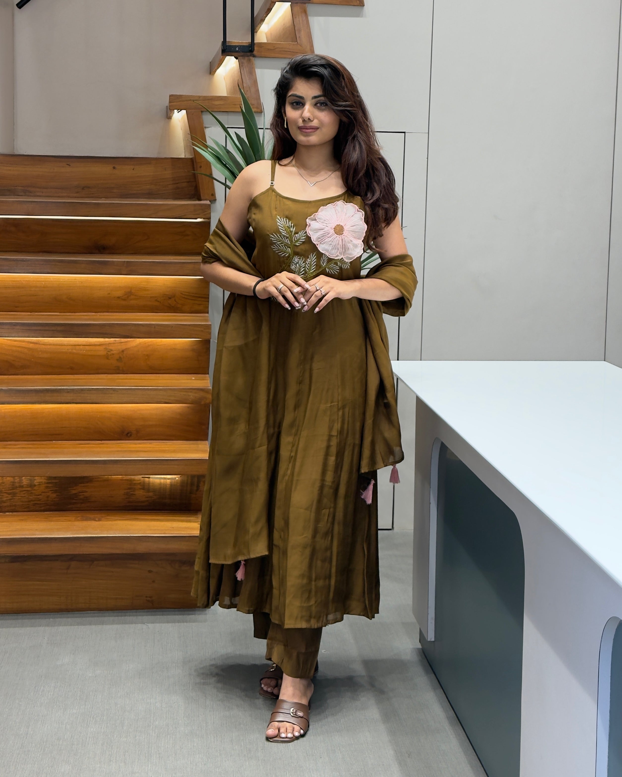 Elegant Floral Thread Work Sleeveless Kurti Set with Dupatta