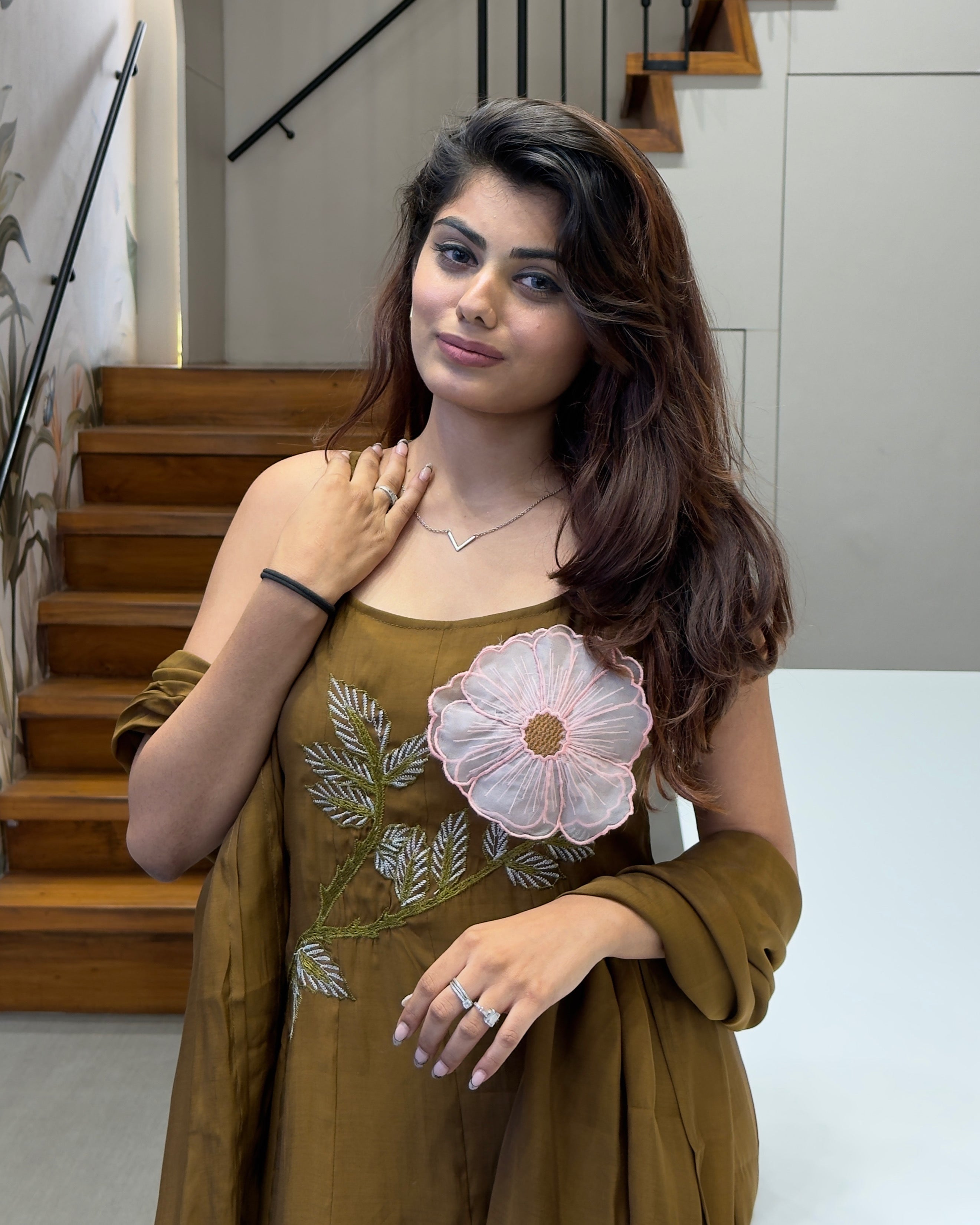 Elegant Floral Thread Work Sleeveless Kurti Set with Dupatta