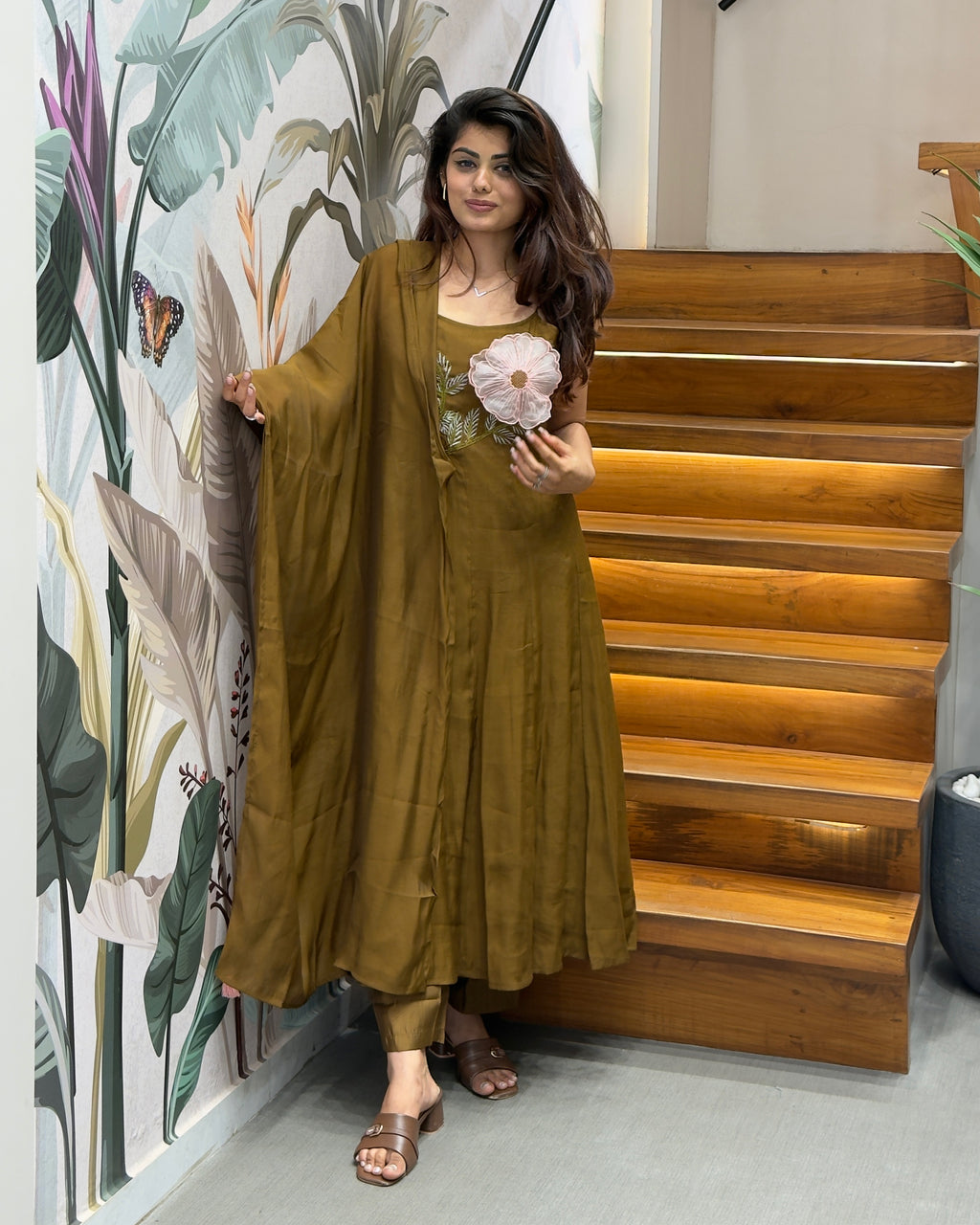 Elegant Floral Thread Work Sleeveless Kurti Set with Dupatta
